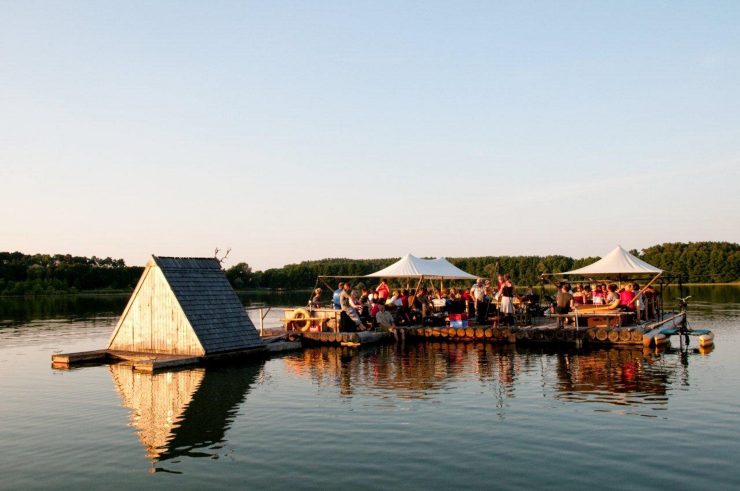 Treibholz Musikfloß im Sommer, Foto: Hendrik Silbermann, Lizenz: Hendrik Silbermann